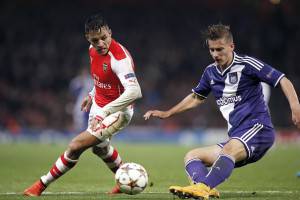 Denis Praet sfida Alexis Sanchez (Getty Images)