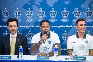 Taechaubol con Cannavaro e Kluivert (Getty Images)