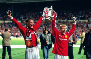 Teddy Sheringham e Paul Scholes (Getty Images)