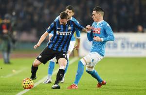 NAPLES, ITALY - NOVEMBER 30: Internazionale Milano's player Marcelo Brozovic vies with Napoli player Josèp Maria Callejon during the Serie A match between SSC Napoli and FC Internazionale Milano at Stadio San Paolo on November 30, 2015 in Naples, Italy.  (Photo by Francesco Pecoraro/Getty Images)