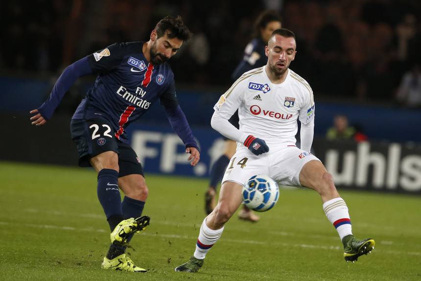 Paris Saint-Germain's Argentinian forward Ezequiel Lavezzi (L) vies for the ball with Lyon's Spanish midfielder Sergi Darder (R)  during the French League Cup quarter final football match between Paris Saint-Germain (PSG) and Lyon (OL) on January 13, 2016 at the Parc des Princes stadium in Paris. AFP PHOTO / THOMAS SAMSON / AFP / THOMAS SAMSON        (Photo credit should read THOMAS SAMSON/AFP/Getty Images)