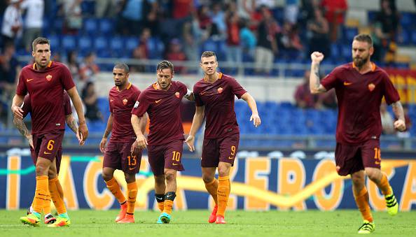 ROME, ITALY - SEPTEMBER 11: Edin Dzeko and Francesco Totti of AS Roma celebrates after scoring the team's second goal during the Serie A match between AS Roma and UC Sampdoria at Stadio Olimpico on September 11, 2016 in Rome, Italy. (Photo by Paolo Bruno/Getty Images)