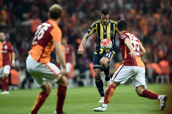 Fenerbahce`s Robin Van Persie (C) controls the ball with Galatasaray`s Semih Kaya (L) and Sabri Sarioglu (R) during the Turkish Spor Toto Super league football match between Galatasaray and Fenerbahce at TT arena stadium on April 13, 2016 in Istanbul. / AFP / OZAN KOSE        (Photo credit should read OZAN KOSE/AFP/Getty Images)