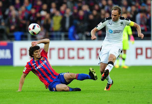 MOSCOW, RUSSIA - SEPTEMBER 24: Roman Eremenko of PFC CSKA Moscow (L) vies for the ball with Andreas Granqvist of FC Krasnodar Krasnodar during the Russian Premier League match between PFC CSKA Moscow and FC Krasnodar Krasnodar at Arena CSKA stadium on September 24, 2016 in Moscow, Russia. (Photo by Epsilon/Getty Images)