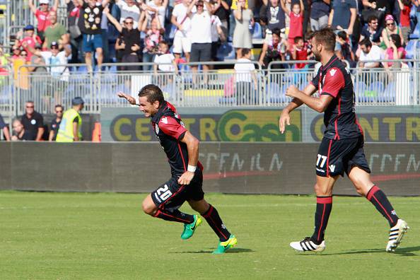 CAGLIARI, ITALY - OCTOBER 02: Simone Padoin of Cagliari celebrates the goal     during the Serie A match between Cagliari Calcio and FC Crotone at Stadio Sant'Elia on October 2, 2016 in Cagliari, Italy.  (Photo by Enrico Locci/Getty Images)