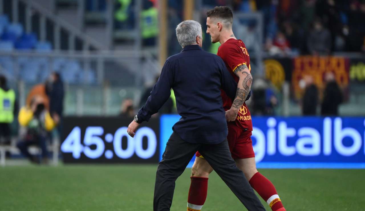 Nicolo Zaniolo esce dal campo