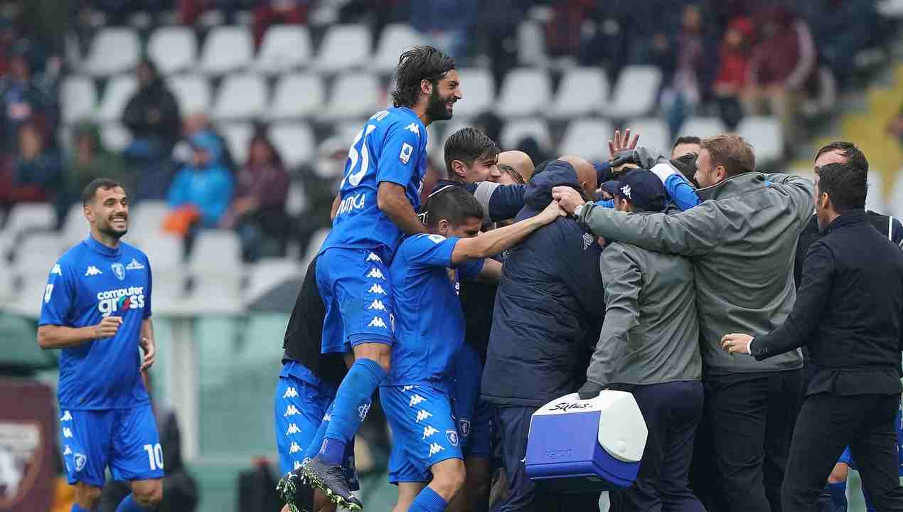 I giocatori dell'Empoli festeggiano il goal del vantaggio