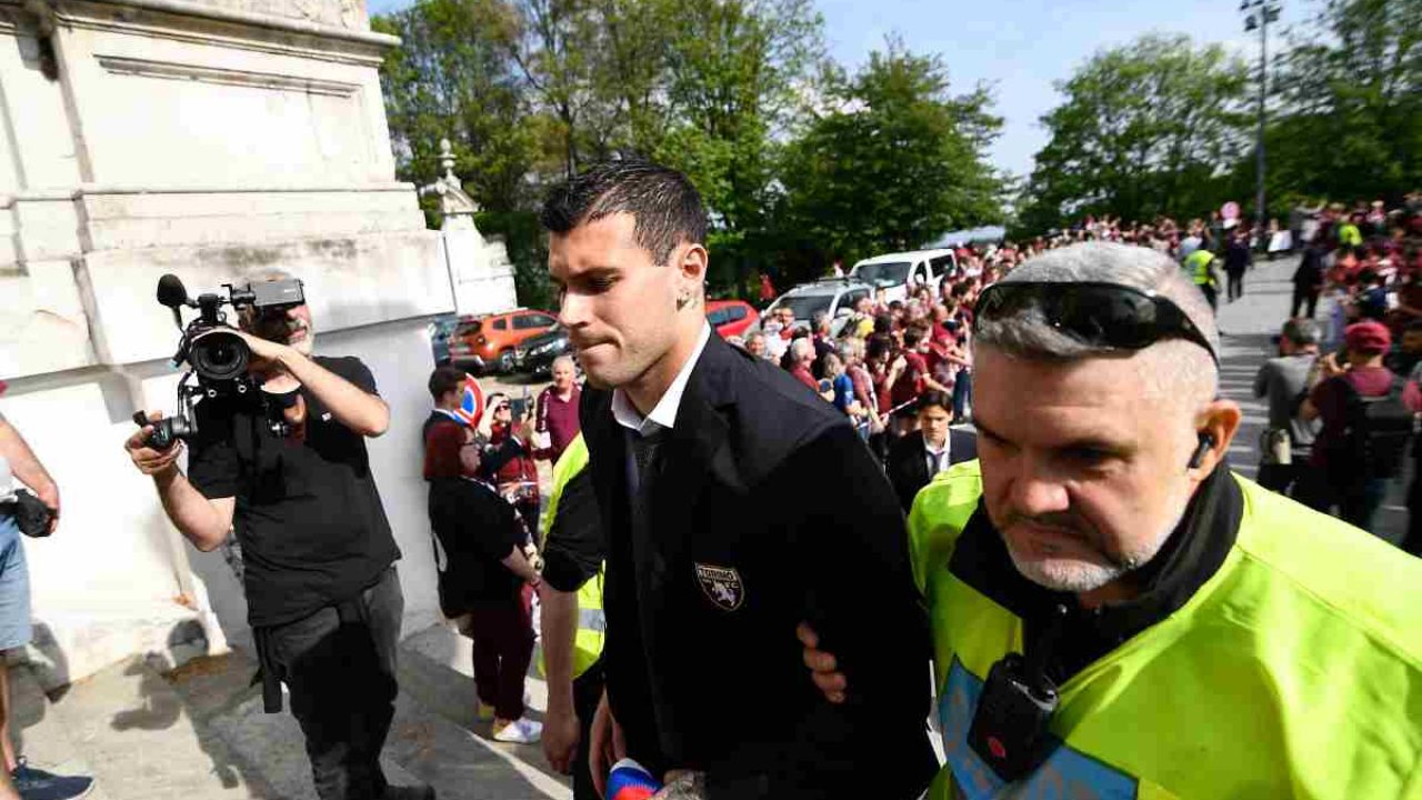 Anniversario di Superga calci e pugni sul tifoso ecco cos successo