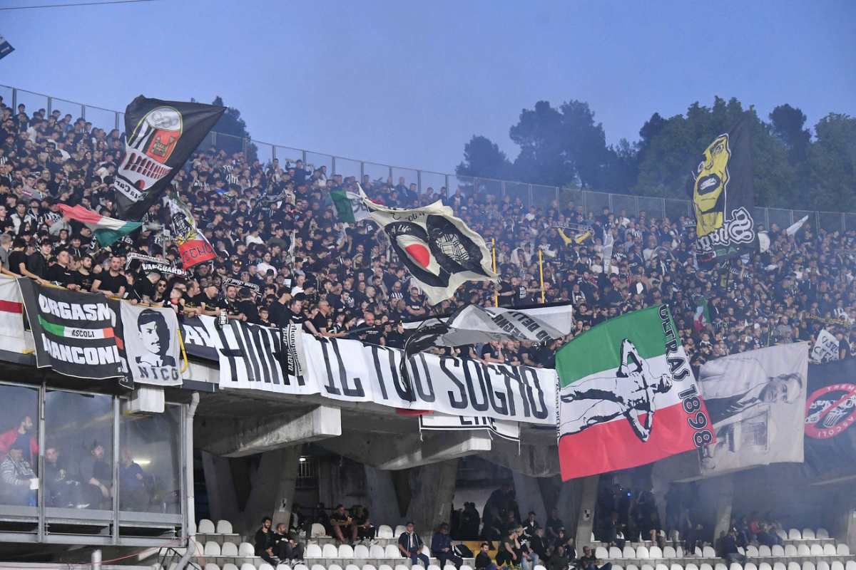 Tifosi Ascoli contro la squadra e la società