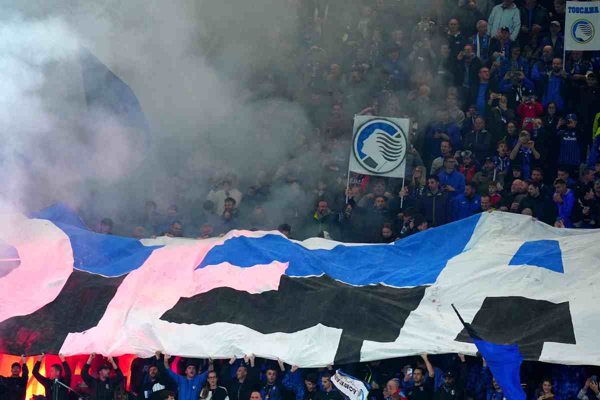 Tifosi dell'Atalanta contro il mancato minuto di raccoglimento per i tifosi morti del Foggia