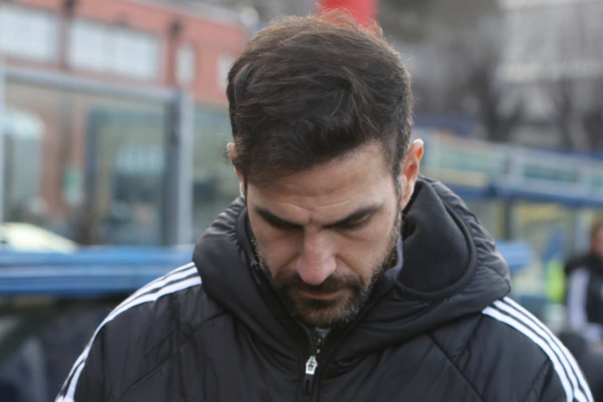 Cesc Fabregas sconsolato, rischia l'esonero